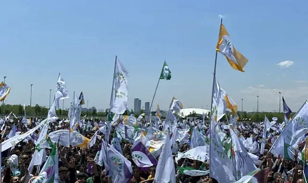 Yeşil Sol Parti'nin İstanbul'daki Mitinginde Terörist Başının Flamasını Açınca Gözaltına Alındı