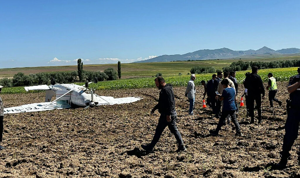 Aksaray’da Eğitim Uçağı Düştü: 2 Pilot Yaralandı