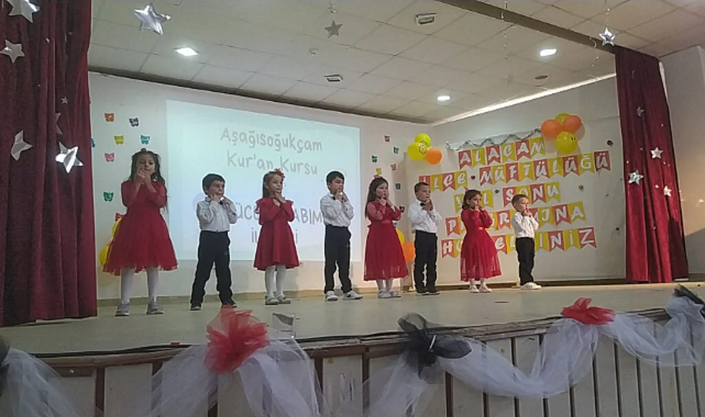 Alaçamlı Minikler Kur'an Tilaveti Sundu