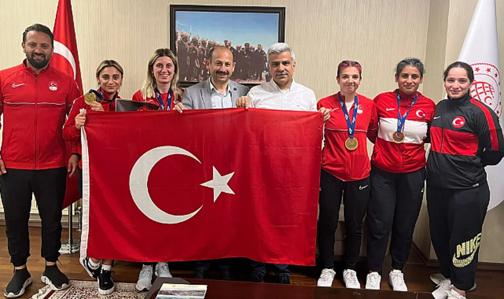 Altın Kızlar Çiçeklerle Karşılandı