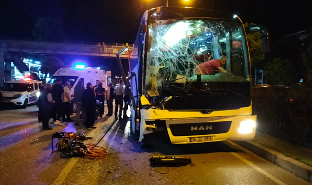 Amasya’da Yolcu Otobüsü Tıra Çarptı