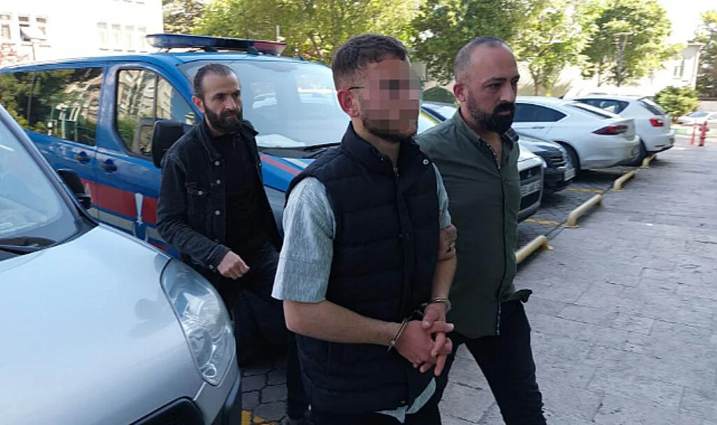 Ardahan'da Kardeşini Bıçaklayıp Samsun'da Yakalanan Şahıs Tutuklandı