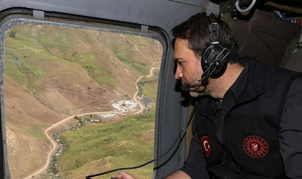Bakan Bayraktar, Şırnak'ta Petrol Sahasını Havadan İnceledi