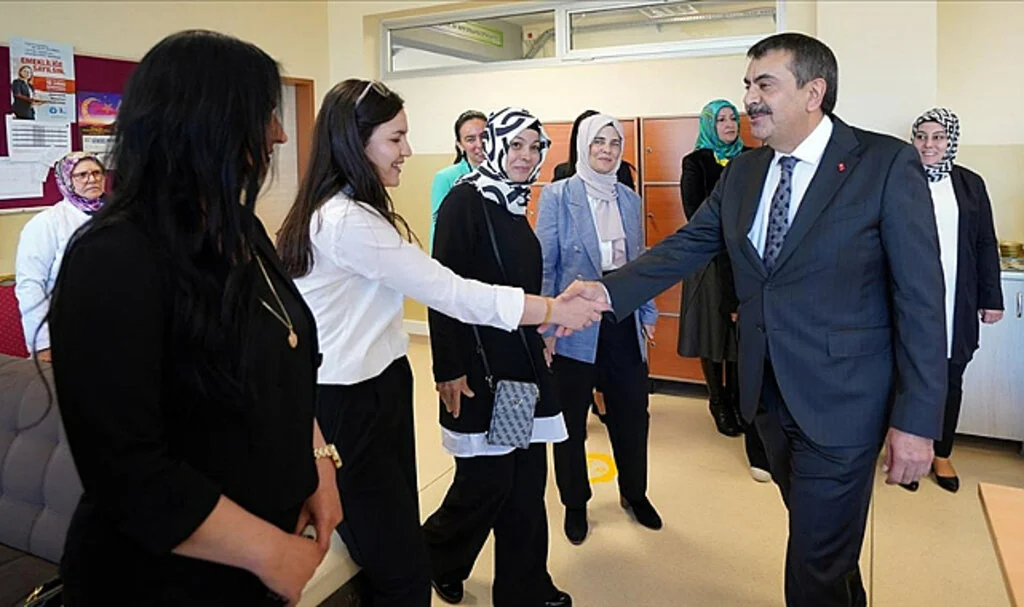 Bakan Tekin: Bir Karar Alırken Özellikle Öğretmenlerimizin Görüş, Öneri ve Eleştirilerini Dikkate Alacağız