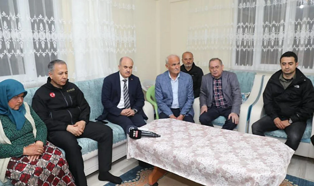 Bakan Yerlikaya'dan Samsun’da Selde Hayatını Kaybeden Vatandaşın Ailesine Taziye Ziyareti