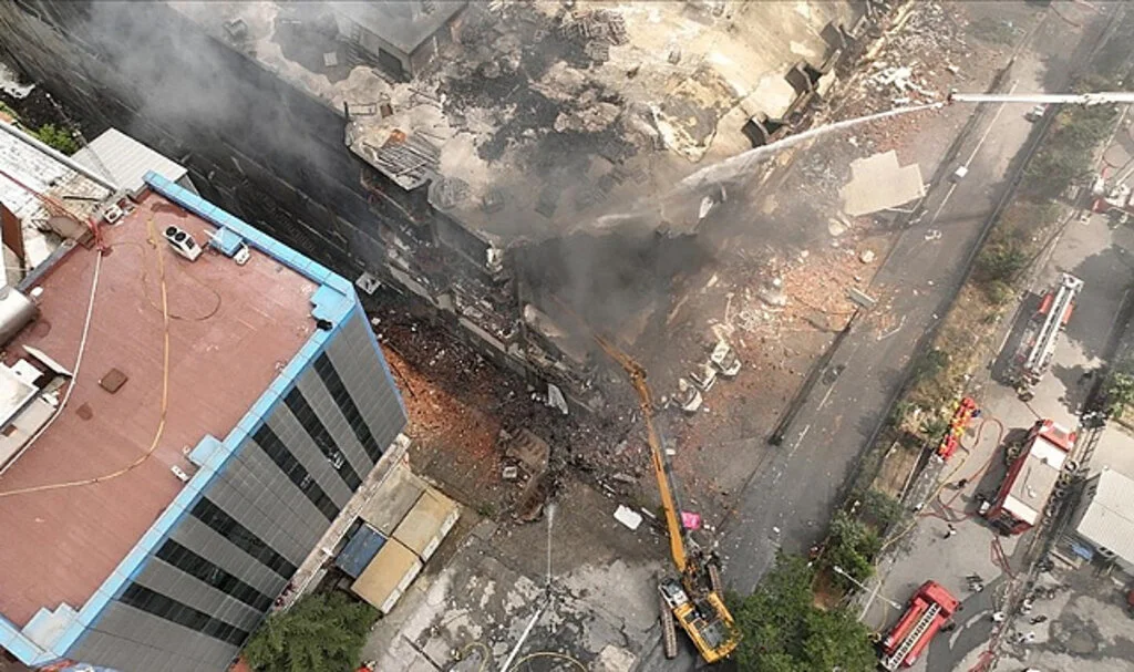 Başakşehir'de Fabrikada Çıkan Yangını Söndürme Çalışmaları 46 Saattir Sürüyor