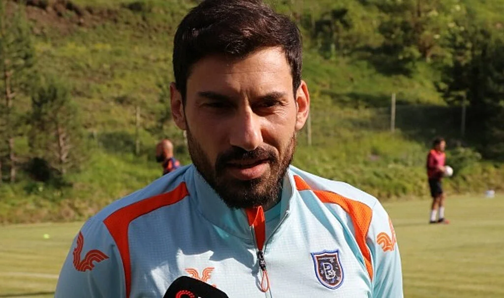 Başakşehir Şener Özbayraklı'nın sözleşmesini uzattı