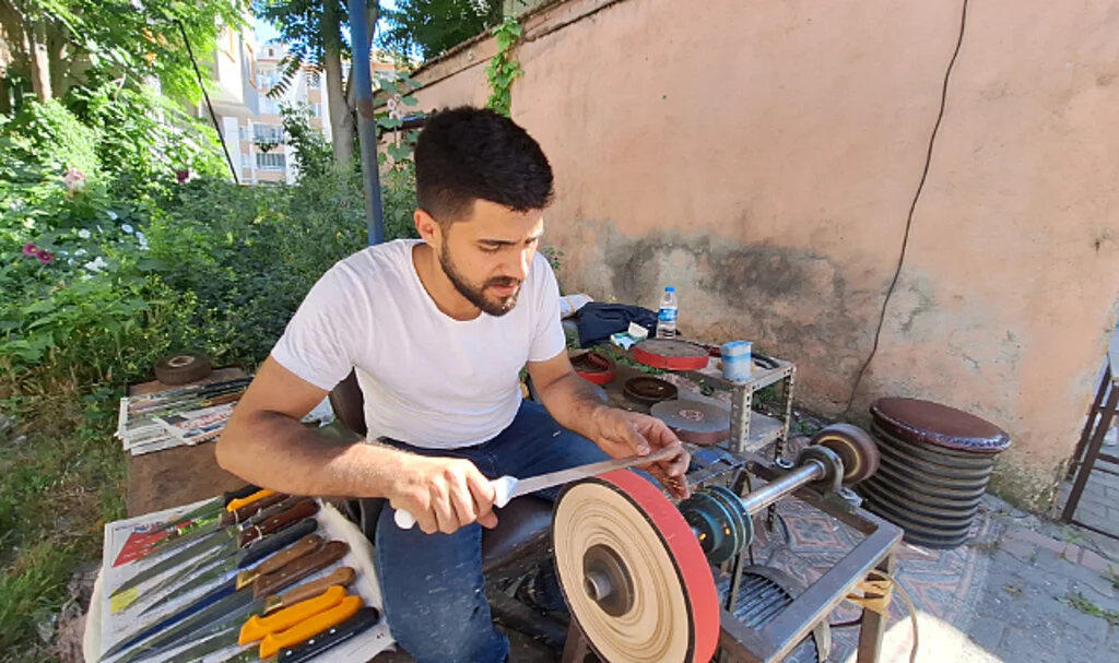 Bıçak bileyerek ek gelir sağlıyor 