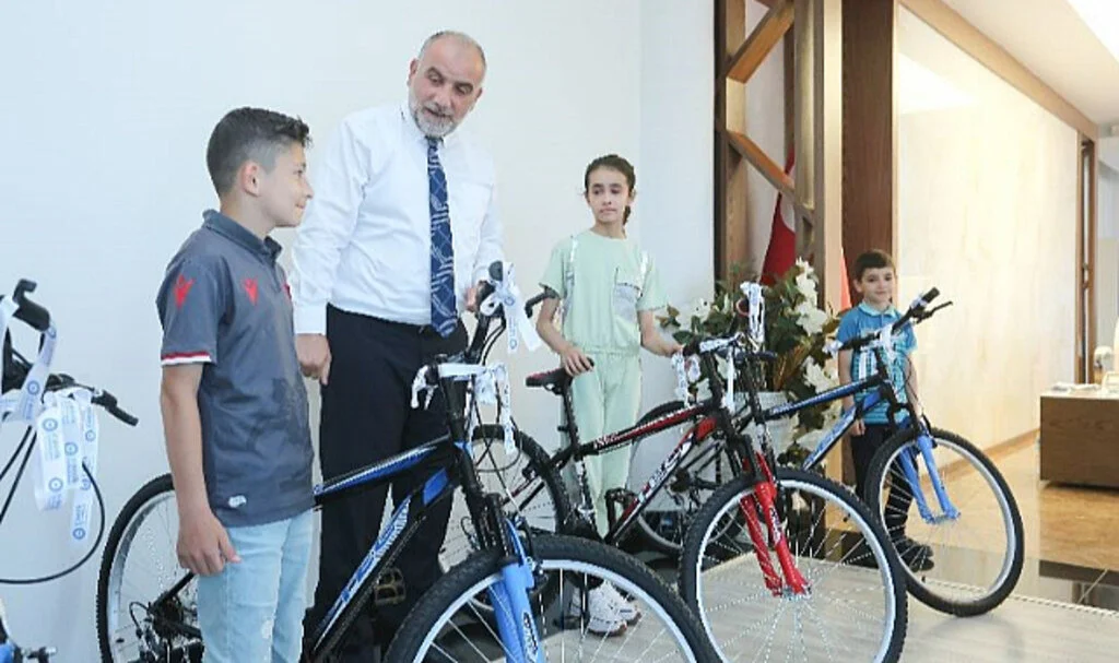 Canik'ten Öğrencilere Karne Hediyesi