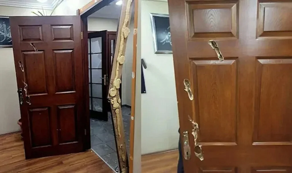 CHP’li Belediyeye Baltayla Saldırıp Makam Odasını Parçaladılar