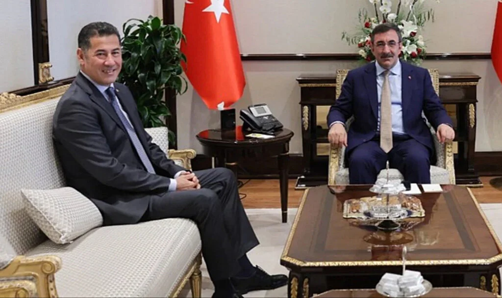 Cumhurbaşkanı Yardımcısı Yılmaz'ı Ziyaret Eden Sinan Oğan'a Bir Fotoğraf Üzerinden Sosyal Medyadan Yorum Üzerine Yorum Yağdı!