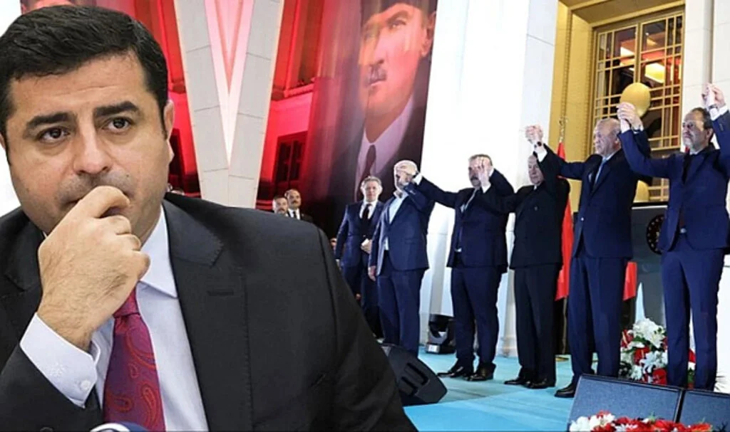 Demirtaş'tan HÜDA PAR Liderine Çağrı: 'Kürdün Eli, Saray'ın Bahçesinde Bir Kürt Siyasetçi İçin İdam Sloganları Atılırken Tuttuğunuz Mustafa Destici'nin Elinden Kıymetsiz Değil'