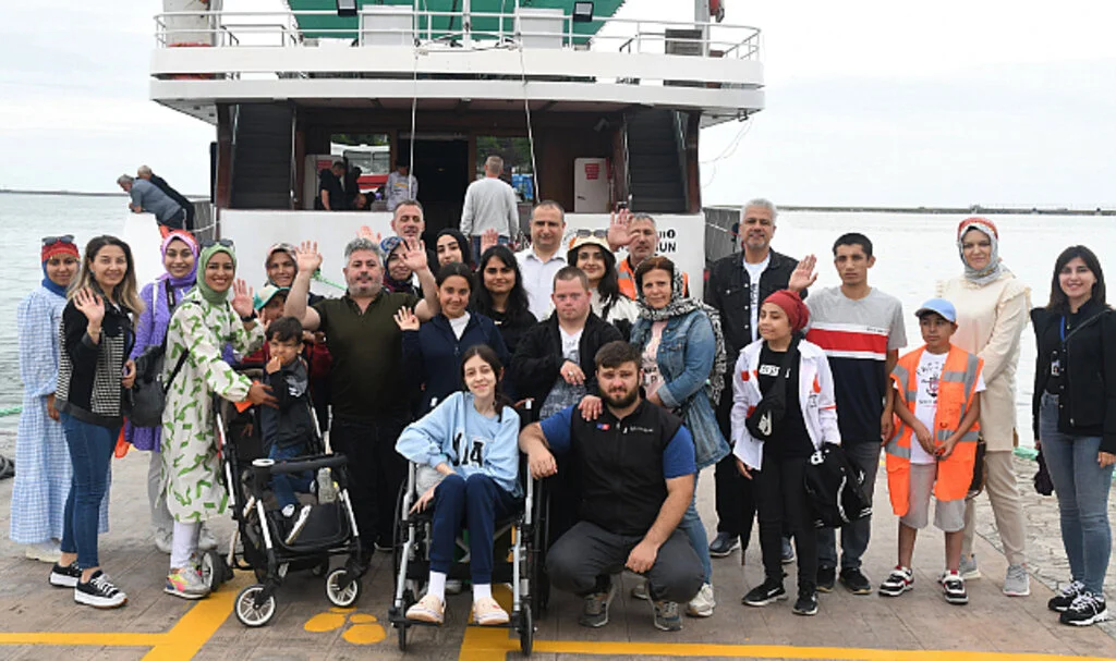 Depremzede özel bireyler Samsunum 1 gemisi ile deniz turu yaptı