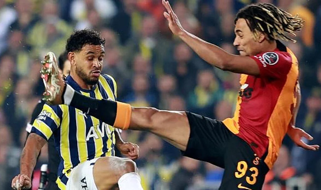 Derbide kartlar havada uçuşuyor