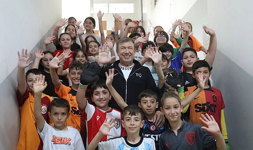 Eski Milli Futbolcu Tanju Çolak, Minik Öğrencilerle Söyleşi Yaptı