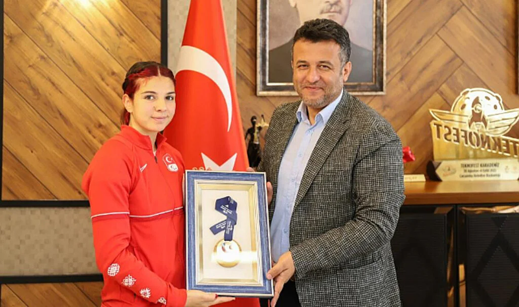 'Esra Bayrak Gururumuz Oldu'