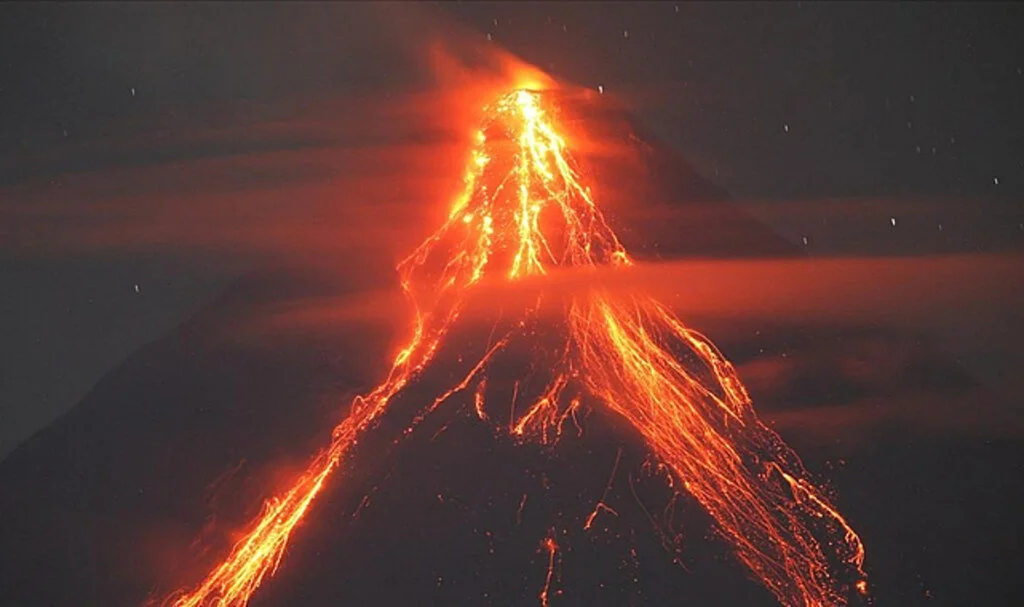 Filipinler'de Patlayan Mayon Yanardağı'ndaki Lav Akıntıları 2,5 Kilometre Mesafeye Ulaştı