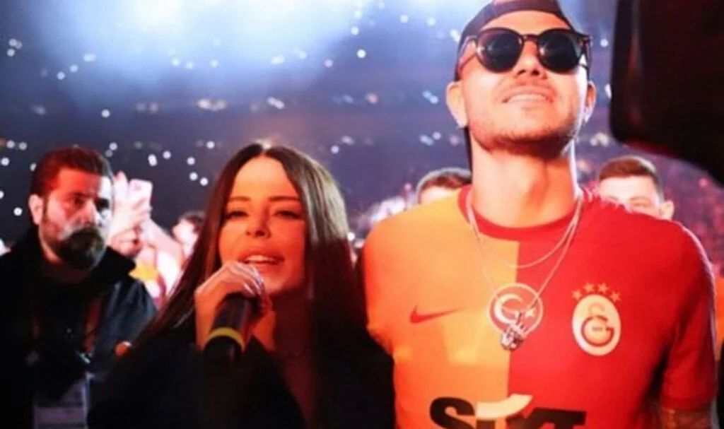 Galatasaray'ın Kutlamasına Katılan Simge'ye Tepkiler Büyüdü! Bendeniz, Ünlü İsme Sert Çıktı!