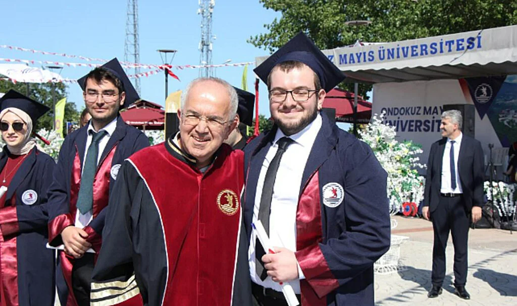 Hem Dersinden Kaldı Hem de Babasından Diplomasını Aldı