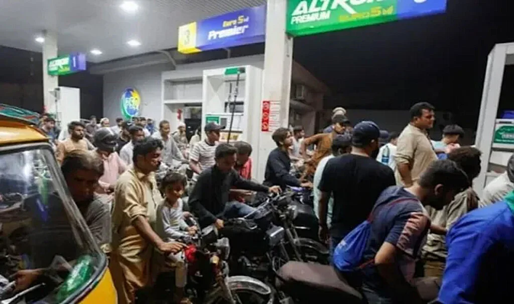 İflasın Eşiğindeki Pakistan ile IMF Anlaştı