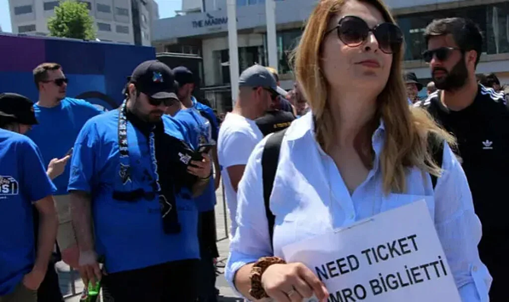 İngiliz ve İtalyan Taraftarlar Taksim Meydanı'nda Maç Saatini Bekliyor