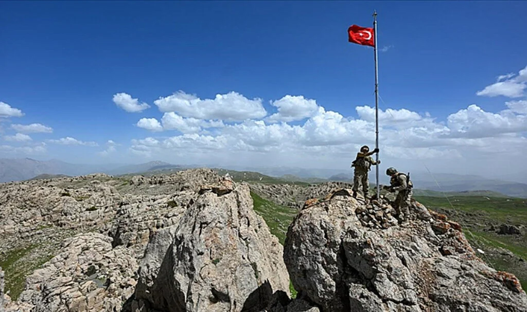 Jandarma Timleri Van'daki "Karataş Çukurları"nı Teröristlerden Temizledi