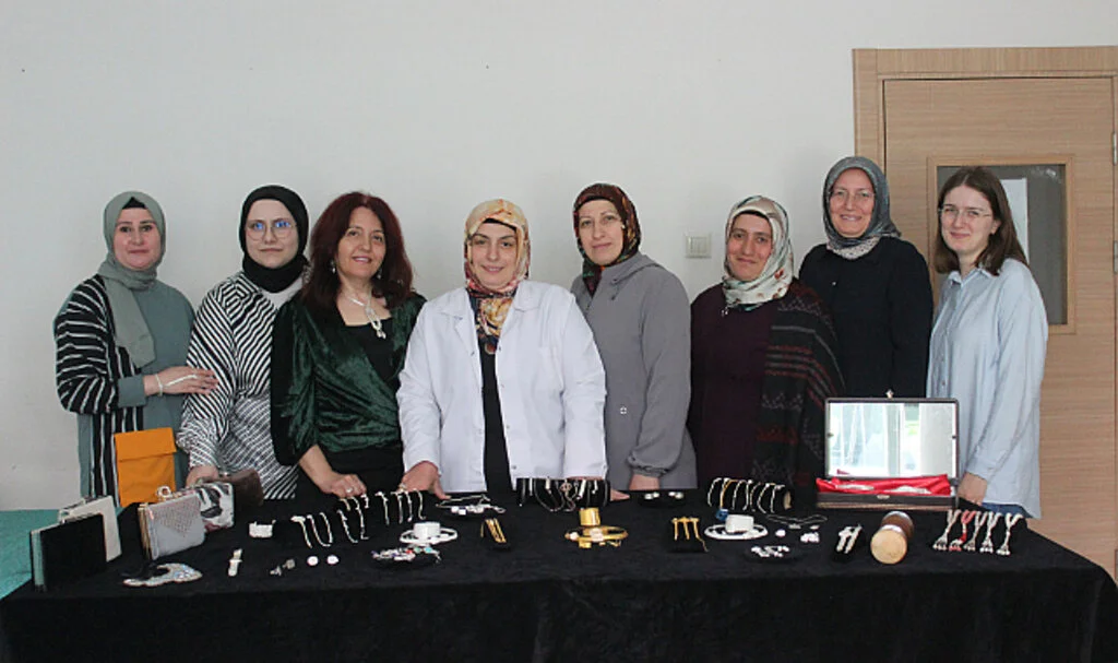 Kadınlar Takı Yaparak Kazanç Sağlıyor 