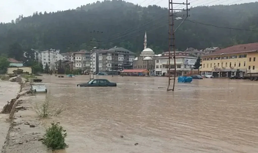 Kastamonu’da Sağanak Hayatı Felç Etti