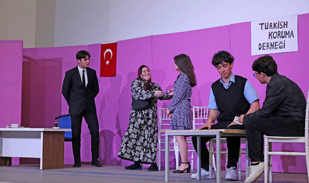 Lise Öğrencilerinden 'Türkçem Eyvah' Oyunu  