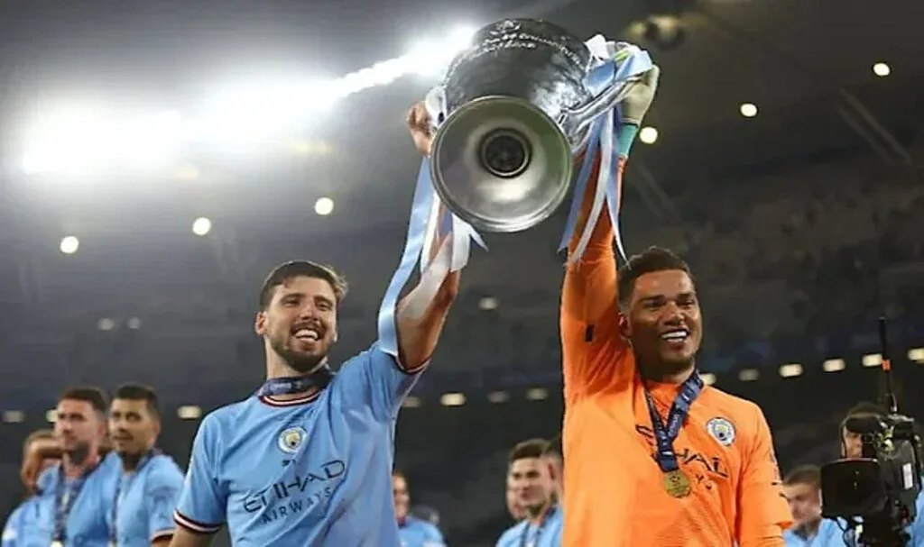 Manchester City’nin Kutlamalarında Beklenmedik Olay: Annesinin Çantasına Kustu