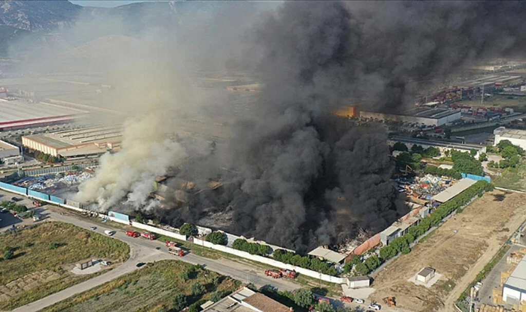 Manisa'da Fabrikada Çıkan Yangın 19. Saatte Kontrol Altına Alındı