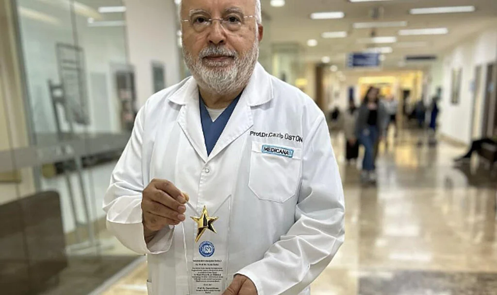 Mesleğinin 40. Yılında Prof. Dr. Üstün’e ‘Yaşam Boyu Başarı Ödülü’