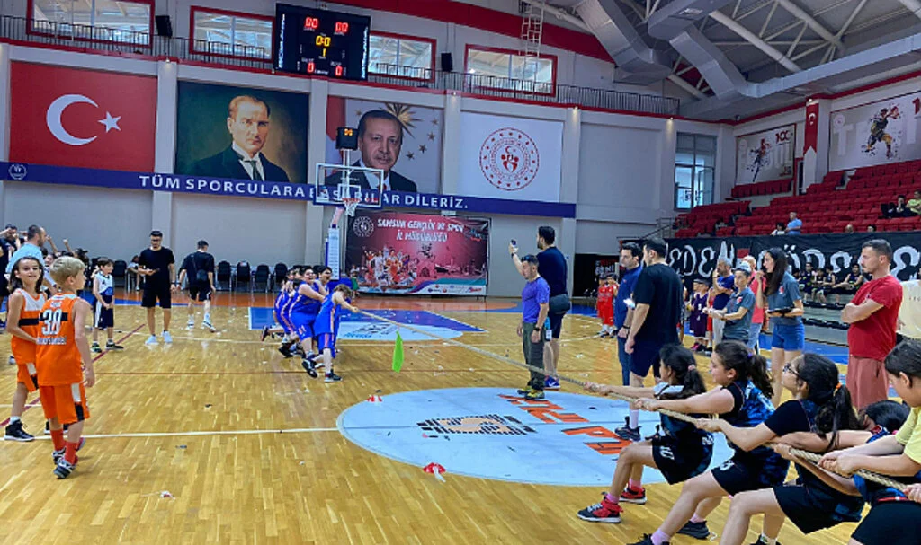 Minikler Basketbol Şenliğinde Doyasıya Eğlendi
