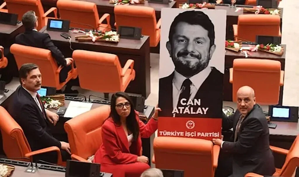 Odası, Danışmanı, Maaşı Var Ama Kendisi Yok
