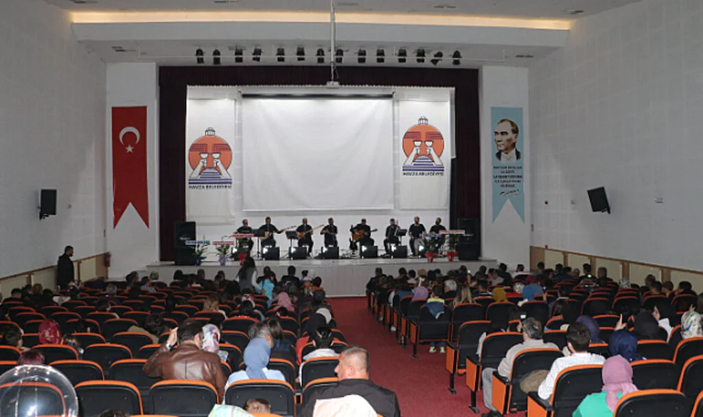 Öğretmenler depremzede okullar için sahnede 