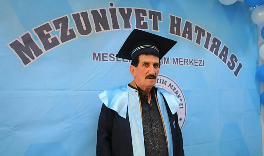 Okumanın Yaşı Yok: Emekli Komiser 72 Yaşında Lise Mezunu Oldu