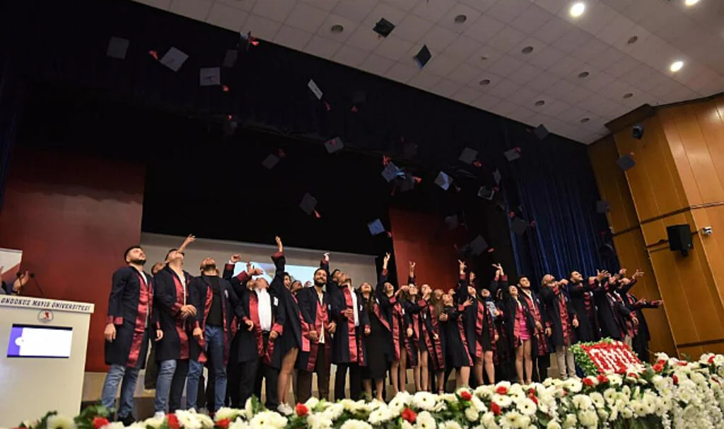OMÜ'de 300 Öğrencinin Mezuniyet Heyecanı