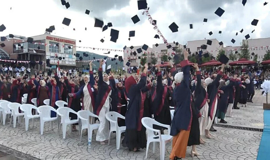 OMÜ'de İlahiyat Öğrencilerinin Mezuniyet Heyecanı