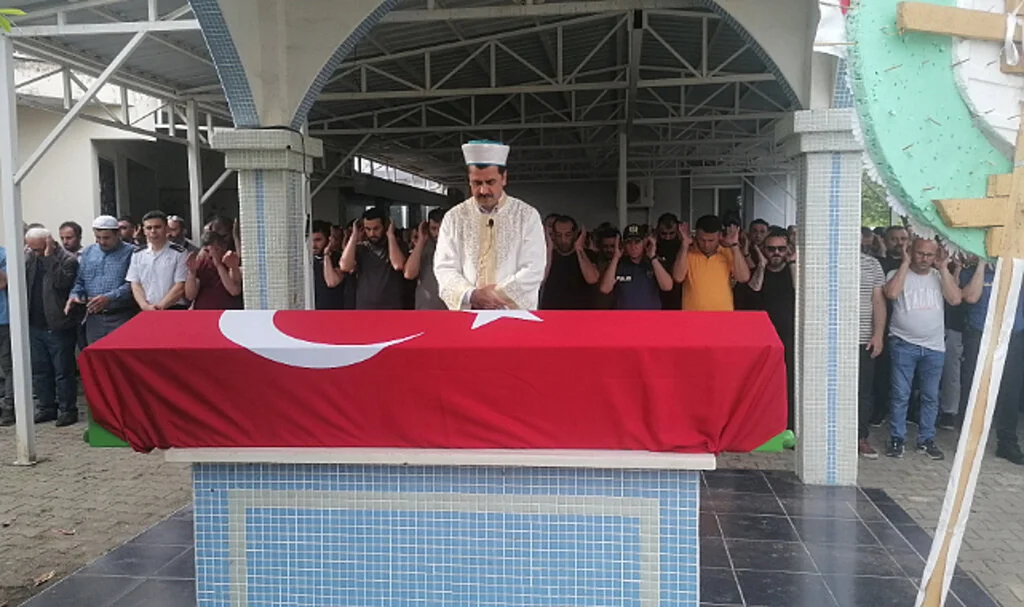 Polis memuru kalbine yenildi 
