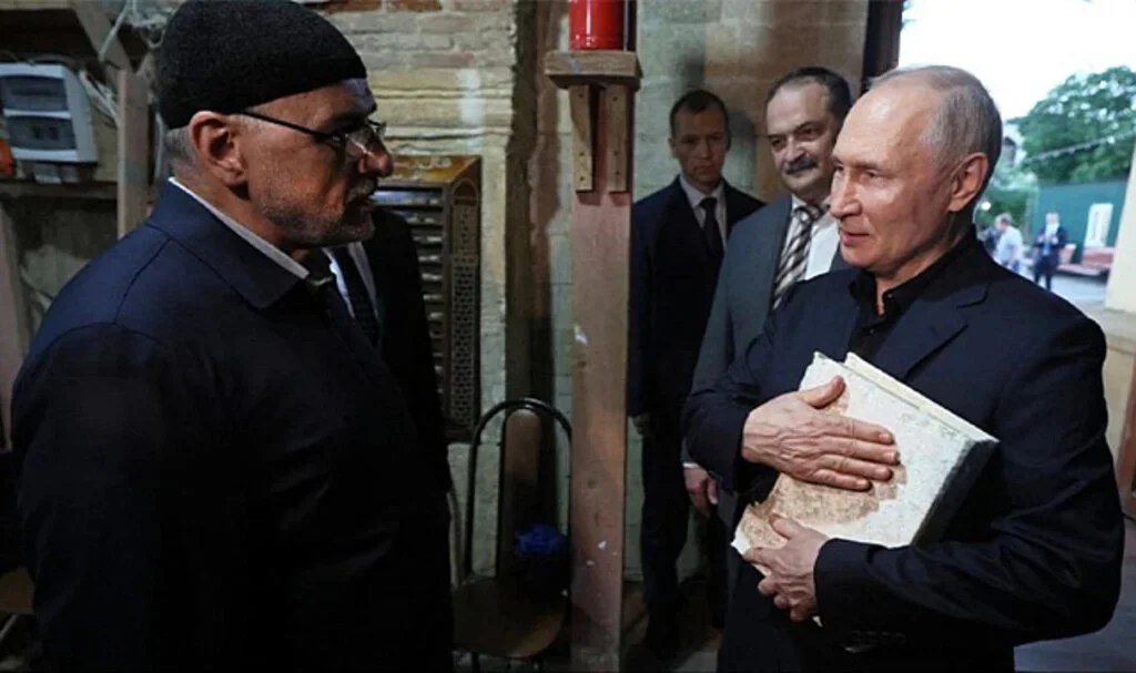 Putin, Rusya'daki En Eski Camiyi Ziyaret Etti! Kendisine Kur'an-ı Kerim Hediye Edildi: İnsanların Dini Duygularına Saygı Göstermiyorlar