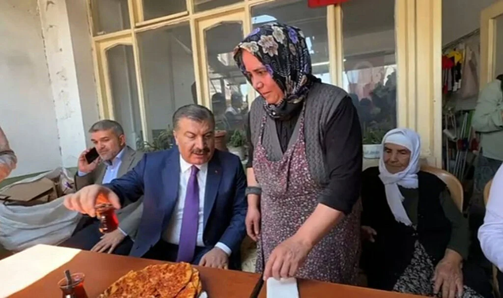 Sağlık Bakanı Koca, Deprem Bölgesinde Çay ve Biberli Ekmek İkramını Geri Çevirmedi