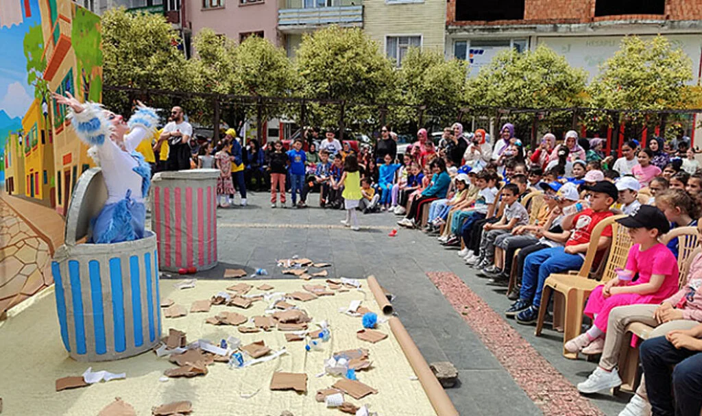 Salıpazarı'nda Çocuklar İçin Tiyatro Oyunu Sahnelendi
