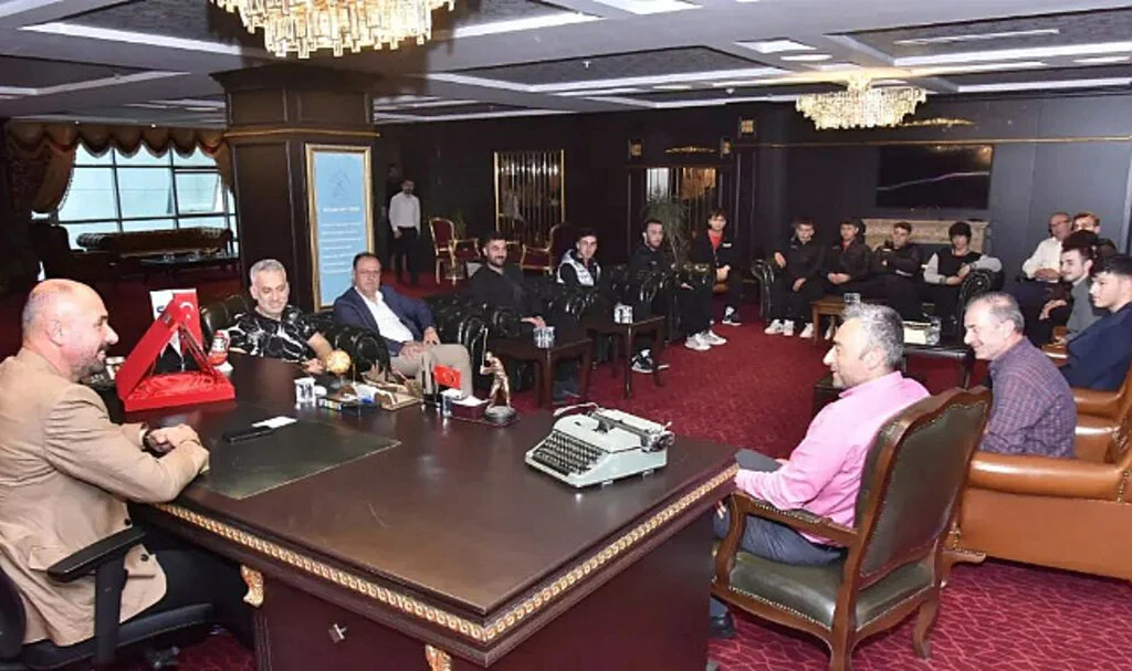 Şampiyonluk Kupası Başkan Togar'a Hediye