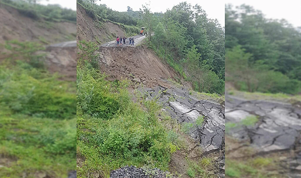 Samsun Ayvacık'ta Heyelan Nedeniyle Bazı Mahallelerin Yolu Kapandı