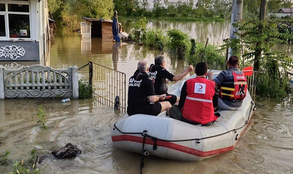 Samsun’da AFAD ve Kızılay Selzedelerin İmdadına Yetişti
