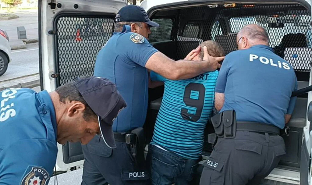 Samsun'da Alkol Alıp Ortalığı Birbirine Kattı, Polise Mukavemette Bulundu