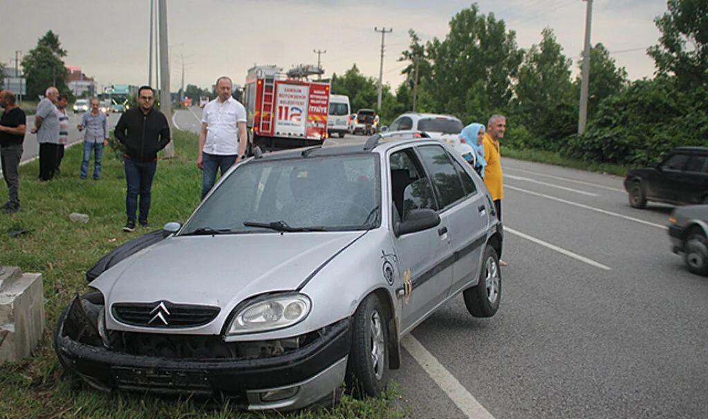 Samsun'da Aydınlatma Direğine Çarpan Otomobildeki 2 Kişi Yaralandı