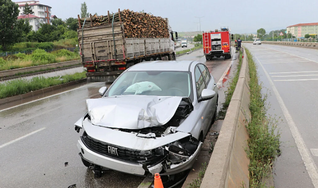 Samsun'da Aydınlatma Direğine Çarptı 