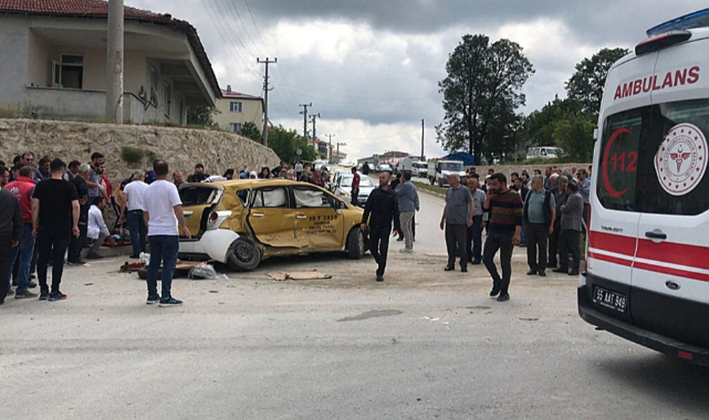 Samsun'da Beton Mikseri ile Taksi Çarpıştı, 5 Kişi Yaralandı
