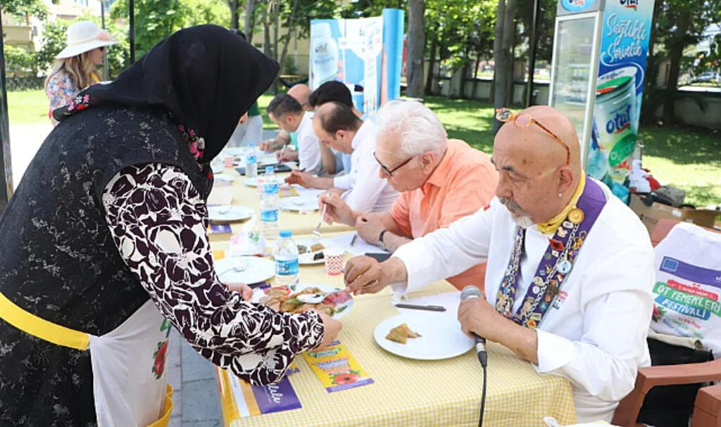Samsun'da Birbirinden Lezzetli Ot Yemekleri Yarıştı